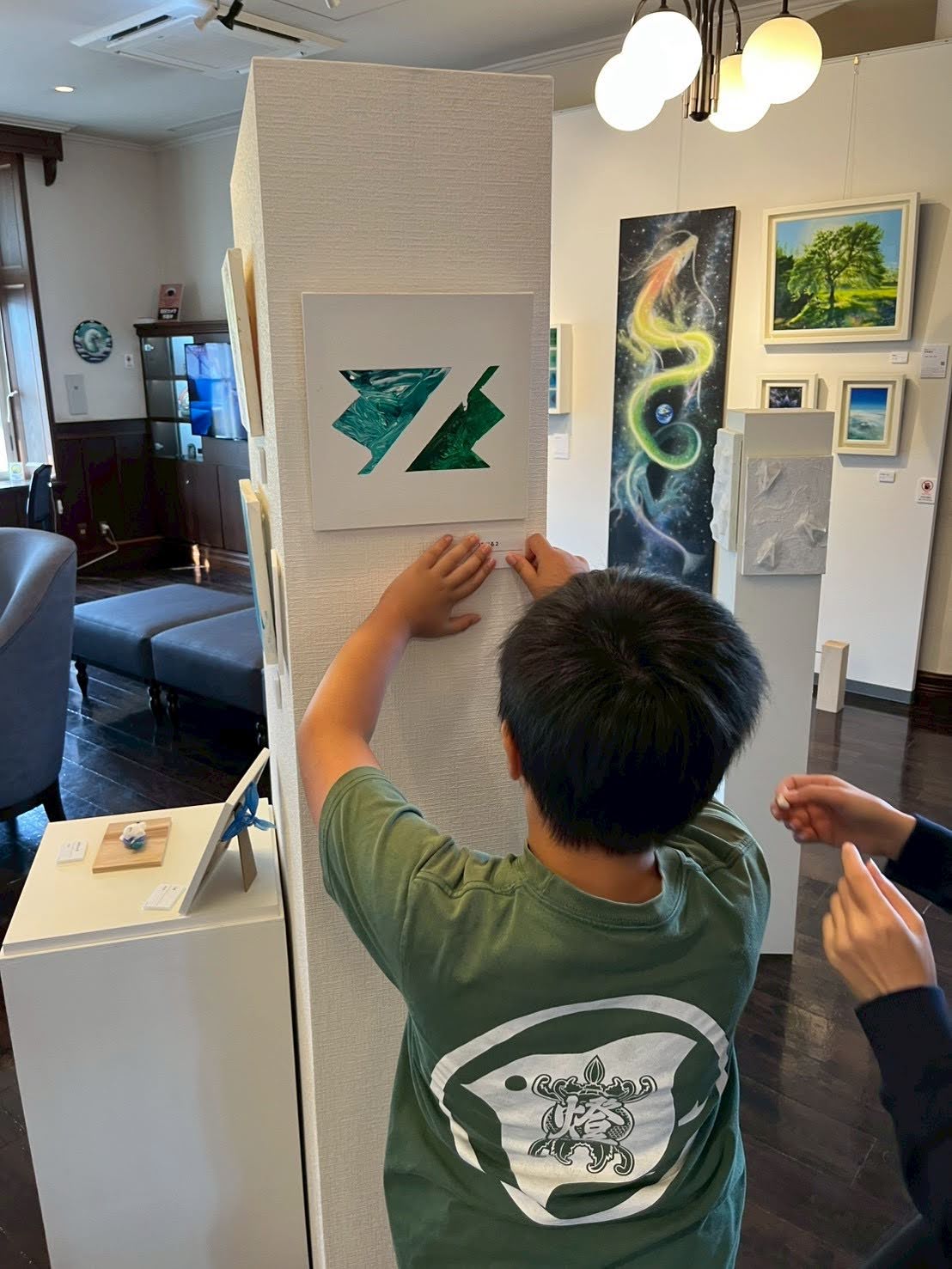 門司港グループ展 ② みらいが作品を設営中